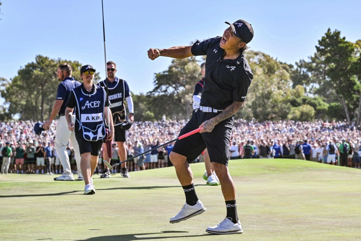앤서니 김이 호주 애들레이드 그레인지 골프클럽에서 지난 15일 막을 내린 LIV 골프 우승을 확정짓고 포효하고 있다.  애들레이드 AFP 연합뉴스