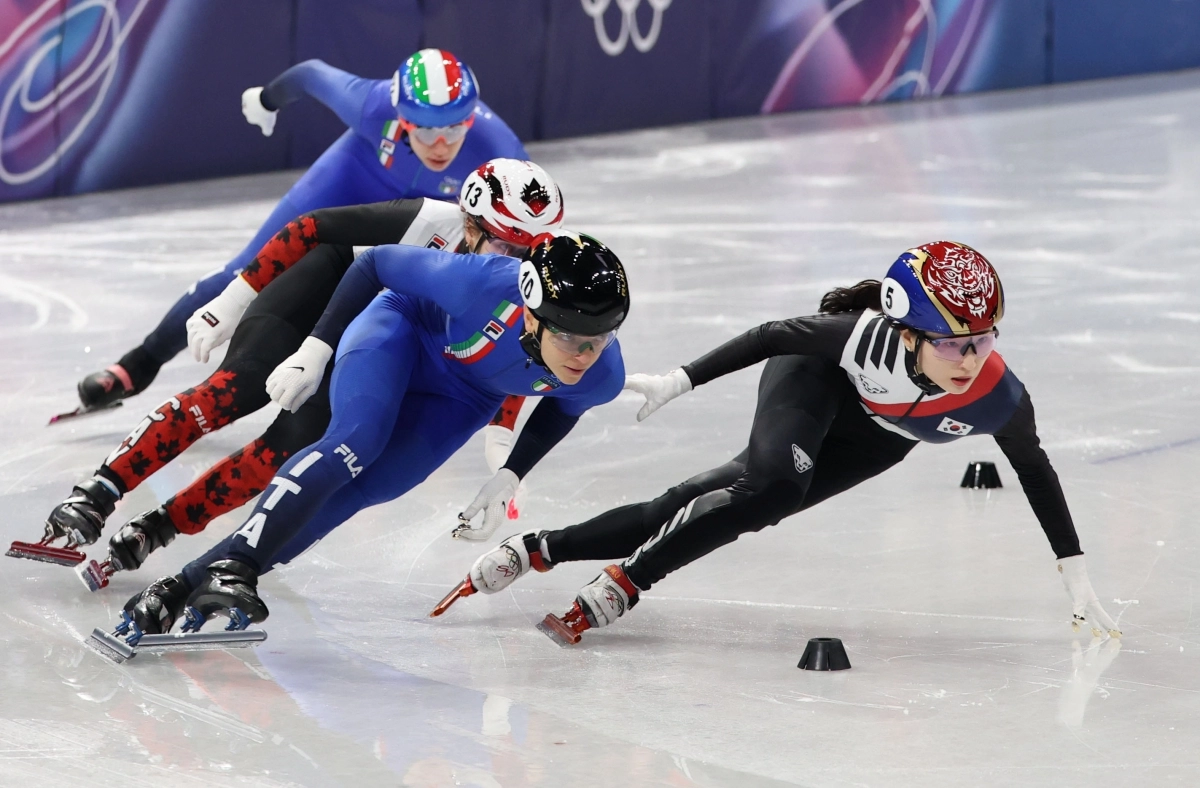16일(현지시간) 이탈리아 밀라노 아이스스케이팅 아레나에서 열린 2026 밀라노·코르티나담페초 동계올림픽 쇼트트랙 여자 1000m 준준결승에서 최민정이 경기를 펼치고 있다.  밀라노 연합뉴스