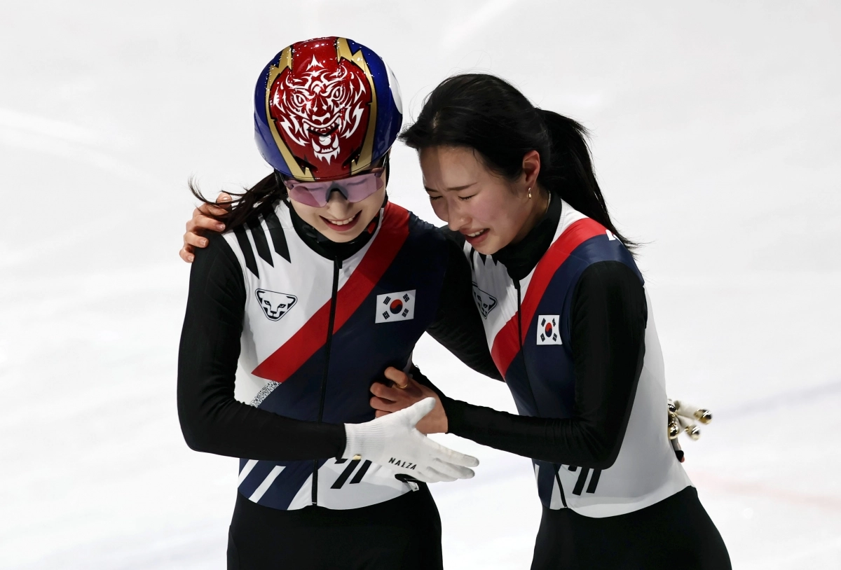 김길리와 최민정이 18일(현지시간) 이탈리아 밀라노 아이스스케이팅 아레나에서 열린 2026 밀라노·코르티나 담페초 동계올림픽 여자 쇼트트랙 3000m 계주 결승에서 금메달을 확정짓고 기뻐하고 있다. 2026.2.19 뉴시스