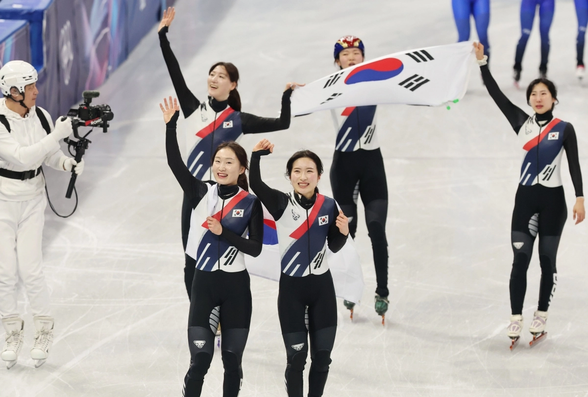 대한민국 쇼트트랙 여자 대표팀이 18일(현지시간) 이탈리아 밀라노 아이스 스케이팅 아레나 경기장에서 열린 2026 밀라노·코르티나담페초 동계올림픽 쇼트트랙 여자 3000m 계주 결승에서 금메달을 획득하고 기뻐하고 있다. 2026.2.19 뉴시스