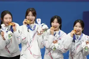 앙금 털어내고 손 맞잡은 최민정·심석희, 눈물의 금메달 결실