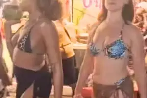 thumbnail - 노출 심한 비키니 외국女들, 출입 제지하자 “너희 엄마” 패드립… 푸껫 사원 논란 thumbnail - 노출 심한 비키니 외국女들, 출입 제지하자 “너희 엄마” 패드립… 푸껫 사원 논란