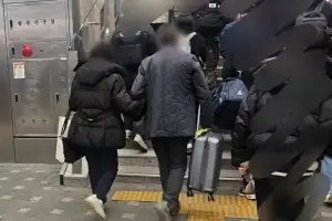 “열차에서 울 뻔” 아기 안고 서서 가던 여성에 자리 양보해준 부부 ‘감동 사연’