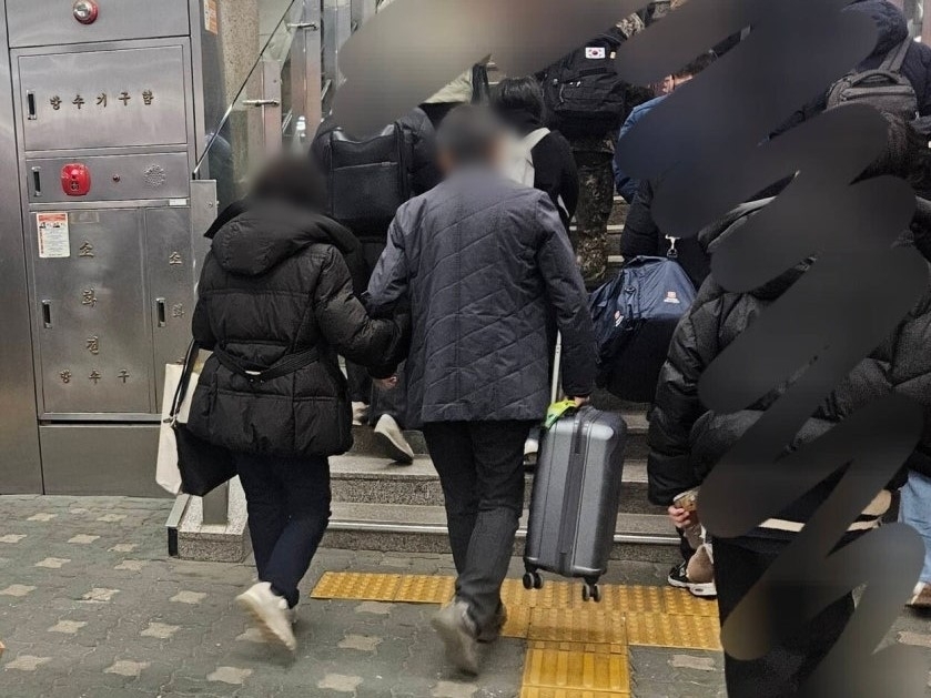 설 명절 귀경길 열차 안에서 입석 표밖에 구하지 못해 아기를 안고 서서 가던 여성에게 한 부부가 선뜻 자리를 양보했다는 사연이 전해졌다. 직장인 익명 온라인 커뮤니티 ‘블라인드’ 캡처