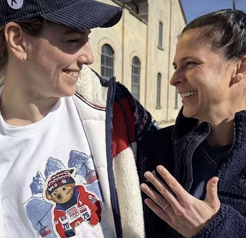 “우리 약혼했어요.” 힐러리 나이트 인스타그램