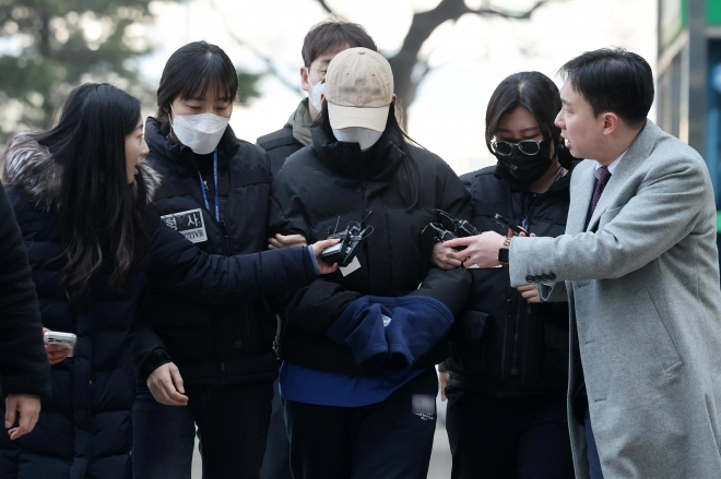 강북구 수유동 모텔에서 약물이 든 음료를 건네 타인을 숨지게 한 혐의를 받는 20대 여성이 12일 오전 서울 도봉구 북부지방법원에서 열린 영장실질심사(구속 전 피의자 심문)에 출석하고 있다. 2026.2.12. 뉴스1
