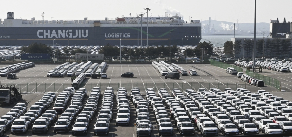 도널드 트럼프 미국 대통령이 26일(현지시간) 한국 의회가 무역 합의를 이행하지 않고 있다며 상호관세를 비롯해 자동차 등 품목 관세를 15%에서 25%로 인상하겠다고 밝혔다. 사진은 수출용 차량들이 27일 경기 평택시 평택항에 세워져 있는 모습. 2026.1.27 이지훈 기자