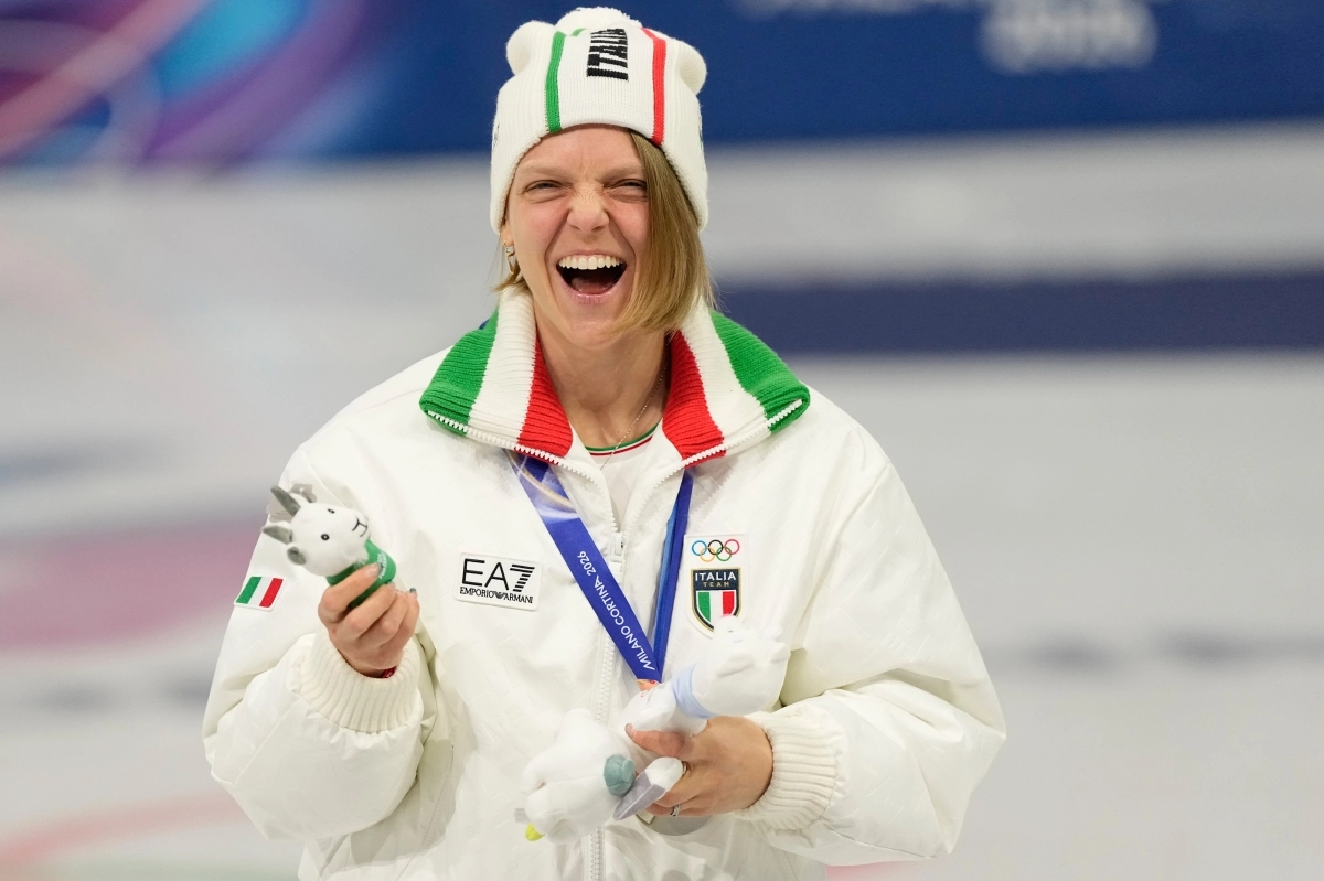 이탈리아 쇼트트랙 대표팀의 아리안나 폰타나가 19일(한국시간) 이탈리아 밀라노에서 열린 2026 동계 올림픽 쇼트트랙 스피드 스케이팅 여자 3000m 단체 계주에서 은메달을 딴 뒤 마스코트 인형을 들고 기뻐하고 있다. AP 밀라노 연합뉴스