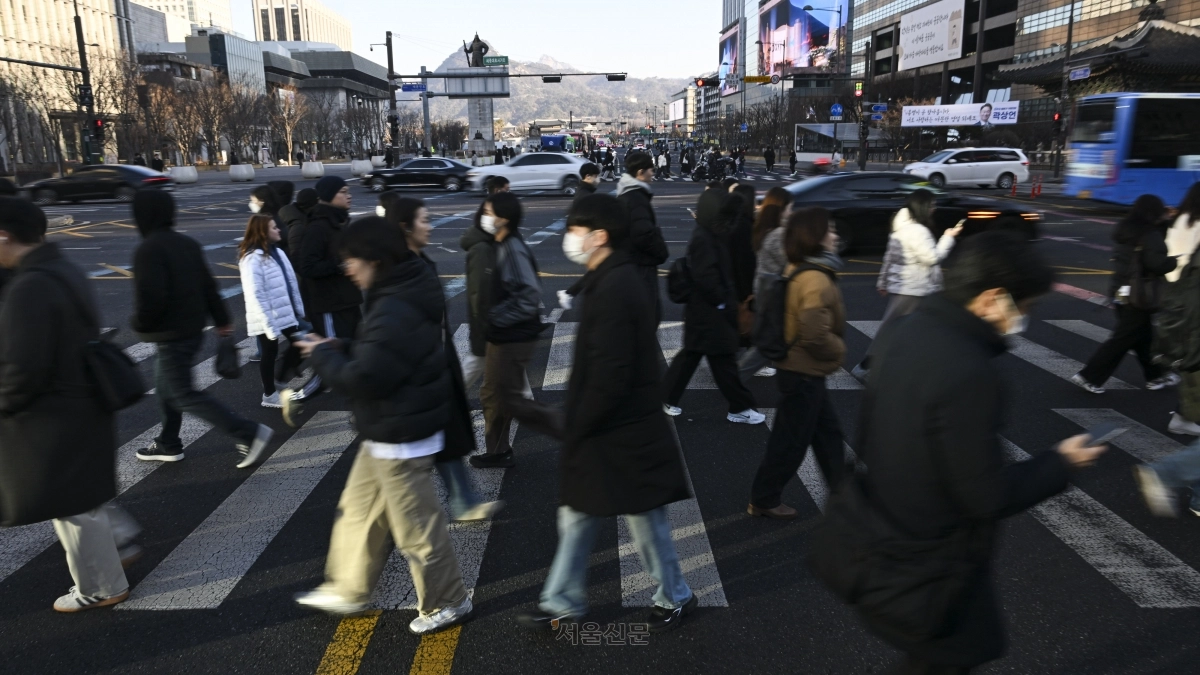 시민들이 설 연휴가 끝난 19일 서울 종로구 광화문사거리에서 출근길 발걸음을 서두르고 있다. 2026.2.19 이지훈 기자