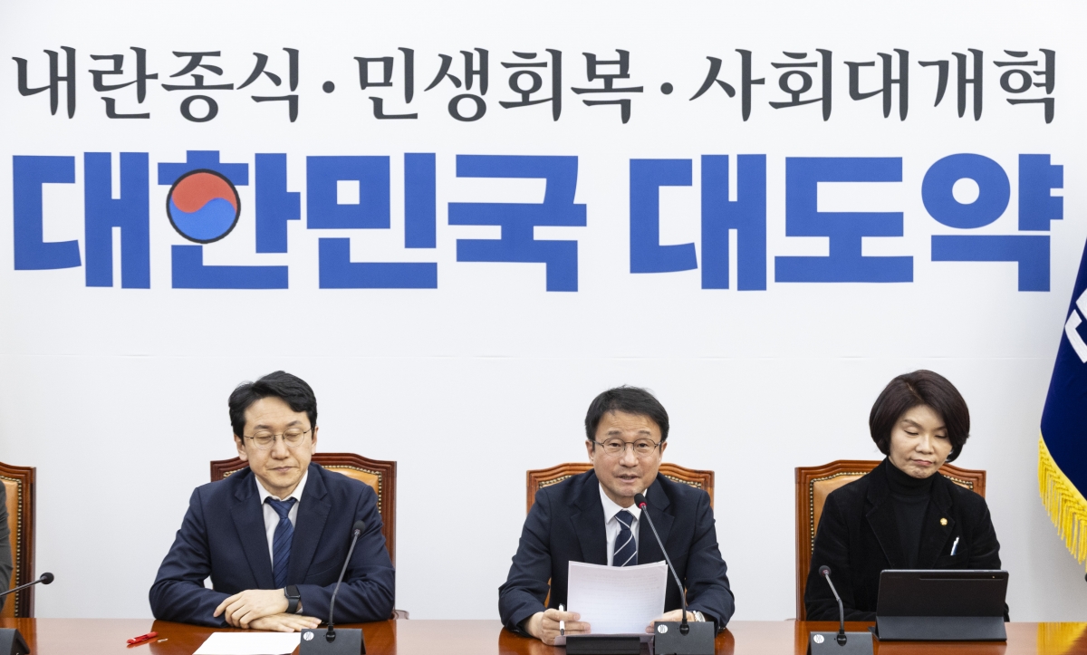 한병도(가운데) 더불어민주당 원내대표가 19일 국회에서 열린 정책조정회의에서 발언하고 있다. 2026.2.19 연합뉴스
