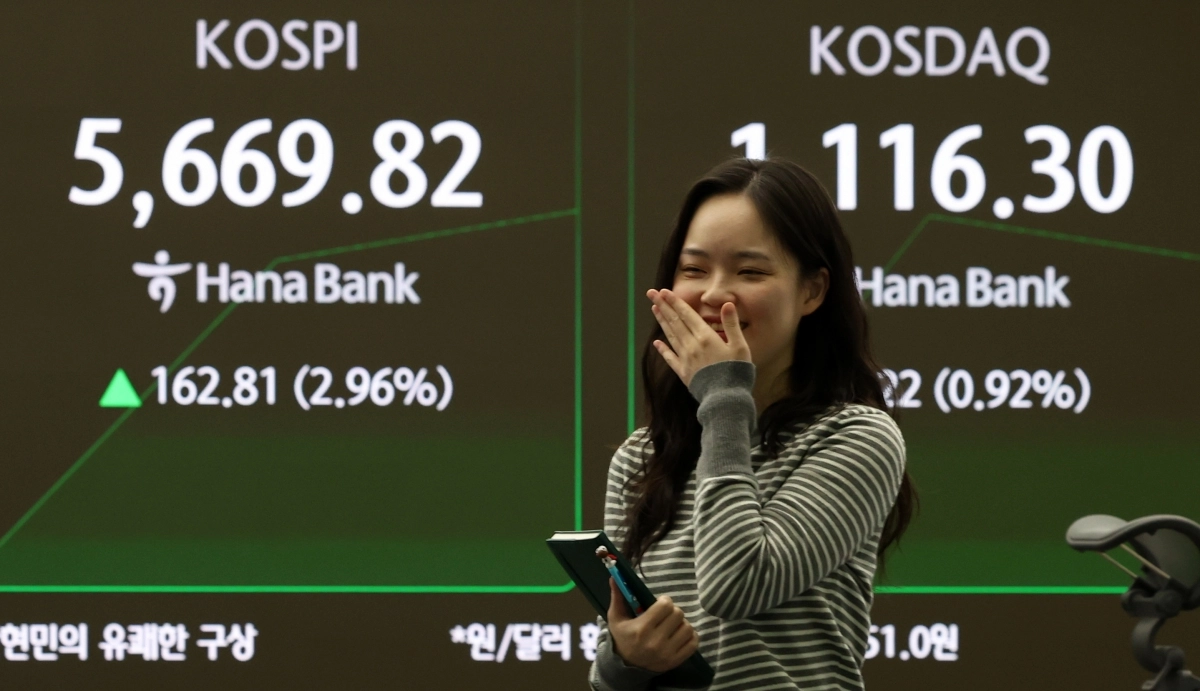 3주여 만에 코스닥 매수 사이드카가 발동한 19일 오전 서울 중구 하나은행 딜링룸 전광판에 지수가 표시되고 있다. 뉴시스