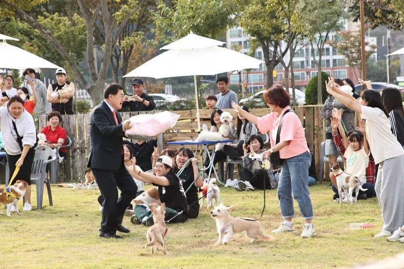 반려동물 페스티벌에서 주낙영 경주시장이 반려견과 함께 놀이를 하고 있다.  경주시 제공