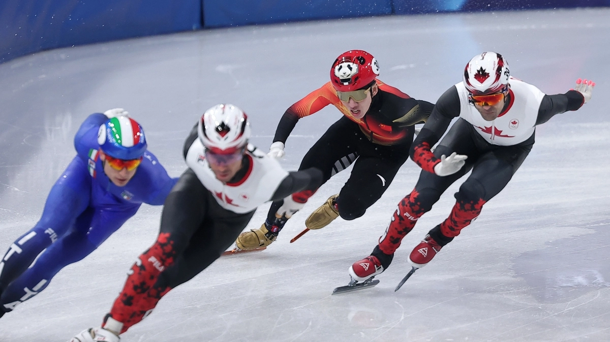 중국 쇼트트랙 국가대표 린샤오쥔(한국명 임효준)이 19일(한국시간) 이탈리아 밀라노 아이스스케이팅 아레나에서 열린 2026 밀라노·코르티나담페초 동계올림픽 남자 500m 준준결선을 치르고 있다. 윌리엄 단지누가 그를 따돌리고 맨 앞에서 질주하는 중이다. 밀라노 뉴스1