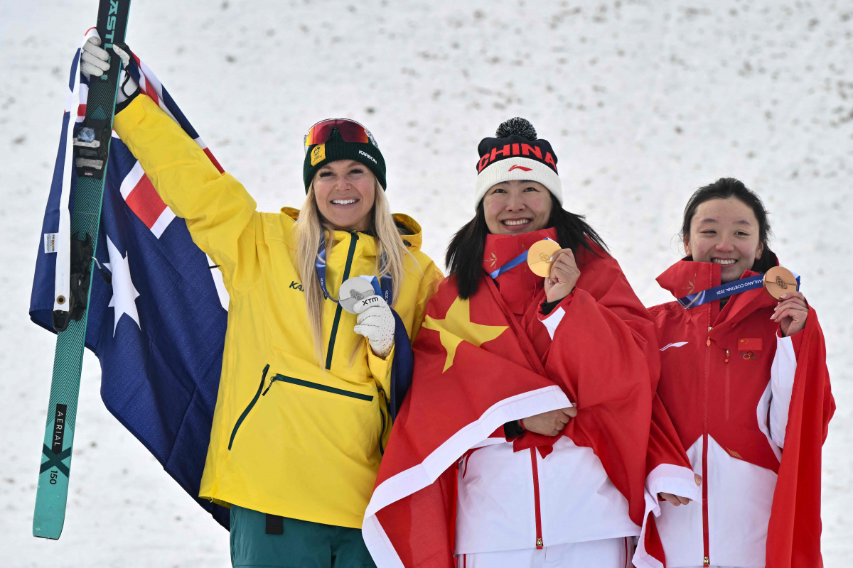 2026 동계올림픽 프리스타일 스키 여자 에어리얼 결승전 후 왼쪽부터 은메달리스트 호주의 다니엘 스콧, 금메달리스트 중국의 쉬멍타오, 동메달리스트 중국의 샤오치가 함께 기뻐하고 있다. 리비뇨 AFP 연합뉴스