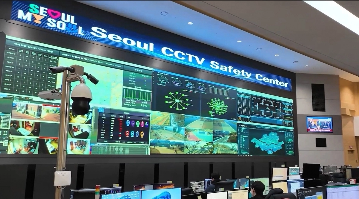 서울시청 내CCTV 인전센터에서 직원들이 실시간으로 CCTV 현황을 점검하고 있다. 서울시 제공