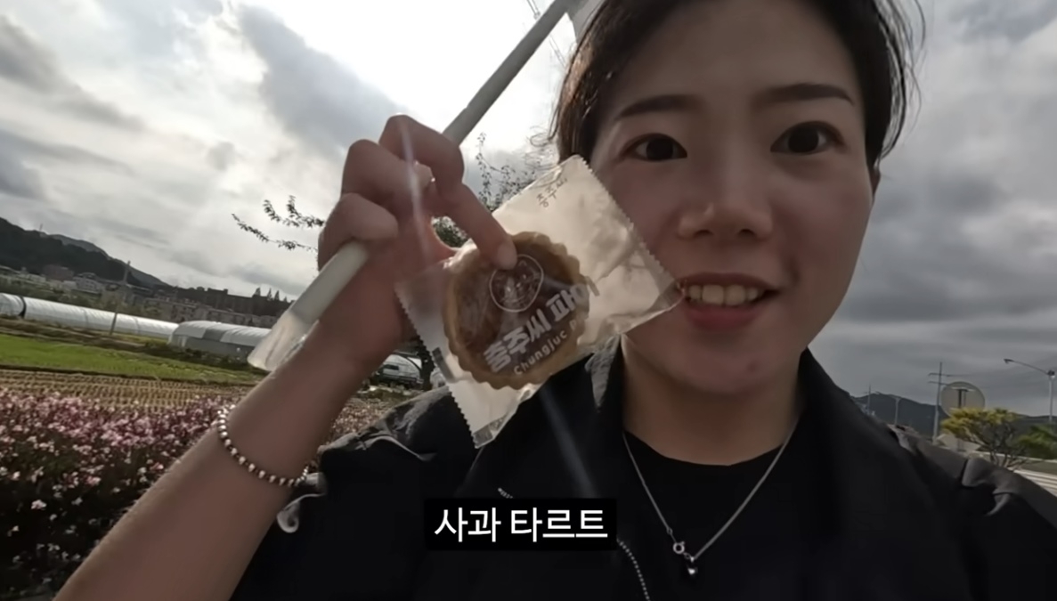 충주시 유튜브 ‘충TV’를 이끌게 된 최지호 주무관이 지난해 11월 충주 마라톤 대회 10㎞ 코스에 참가해 ‘충주씨 파이’ 등 충주 사과로 만든 디저트 등 ‘먹방’을 하며 코스를 완주했다. 자료 : 유튜브 ‘충TV’