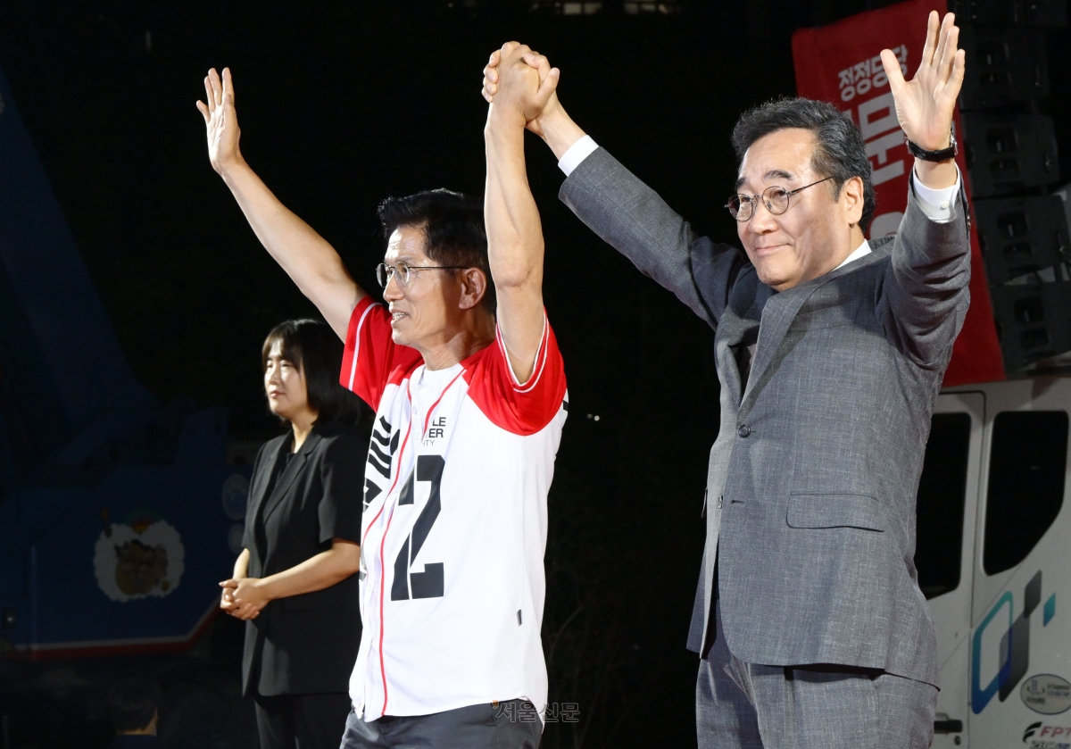 김문수 당시 국민의힘 대선 후보가 서울광장에서 열린 피날레 유세에서 이낙연 전 총리와 만세를 하고 있다. 2025.6.2 안주영 전문기자