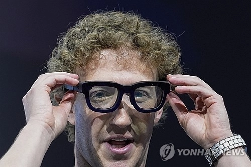 마크 주커버그 메타 CEO가 25일 메타 커넥트 컨퍼런스에서 가상현실(AR) 안경을 착용하고 있다. 캘리포니아 AP Photo/Godofredo A. VÃ¡squez