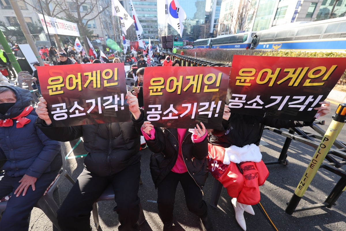 내란 우두머리 혐의로 기소된 윤석열 전 대통령의 1심 선고가 열리는 19일 서울 서초구 서울중앙지법 일대에서 윤 전 대통령 지지자들의 무죄 촉구 집회가 열리고 있다. 2026.2.19 연합뉴스
