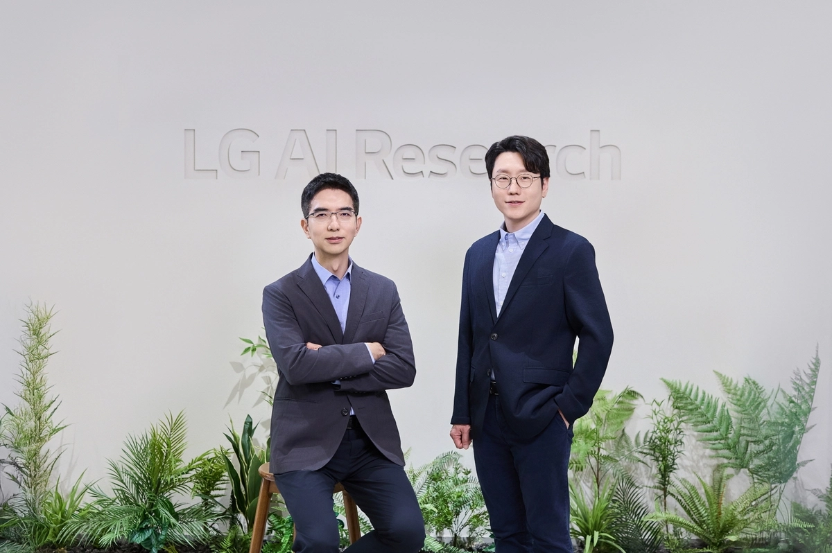 이홍락(왼쪽)·임우형 LG AI연구원 공동 연구원장. LG 제공