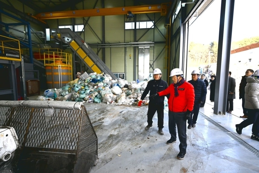 강원 속초시는 19일 폐비닐 전문 선별시설을 본격적으로 가동했다. 사진은 이병선 시장이 이달 초 시설을 점검하는 모습. 속초시 제공
