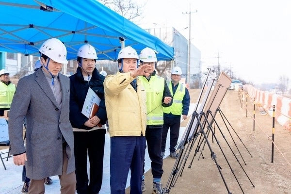 이권재 오산시장(가운데)이 지난 11일 경부선철도 횡단도로 개설공사 추진 상황을 점검하고 있다(오산시 제공)