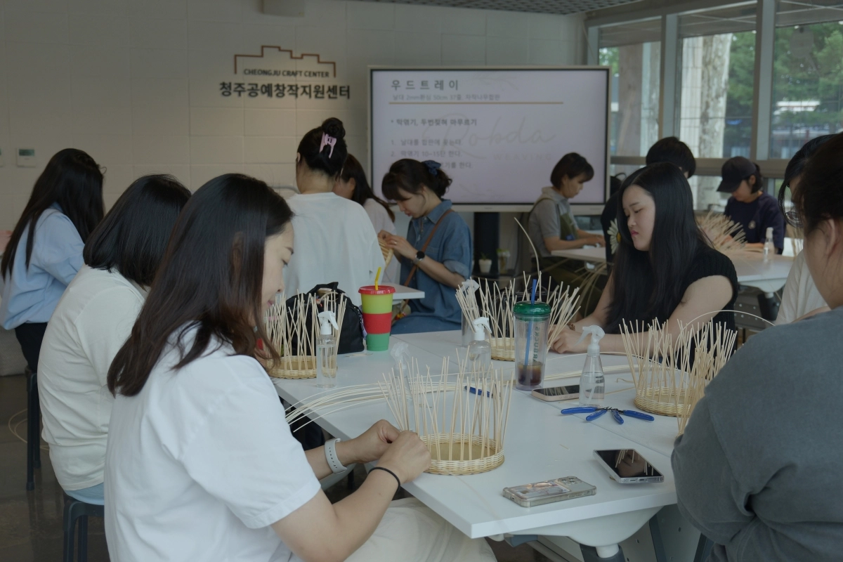 청주공예창작지원센터에서 공예프로그램이 진행되고 있다. 청주시 제공.