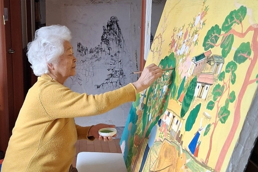 목원대 미술학부 한국화전공을 졸업한 이군자(85)씨가 그림을 그리고 있는 모습. 목원대 제공