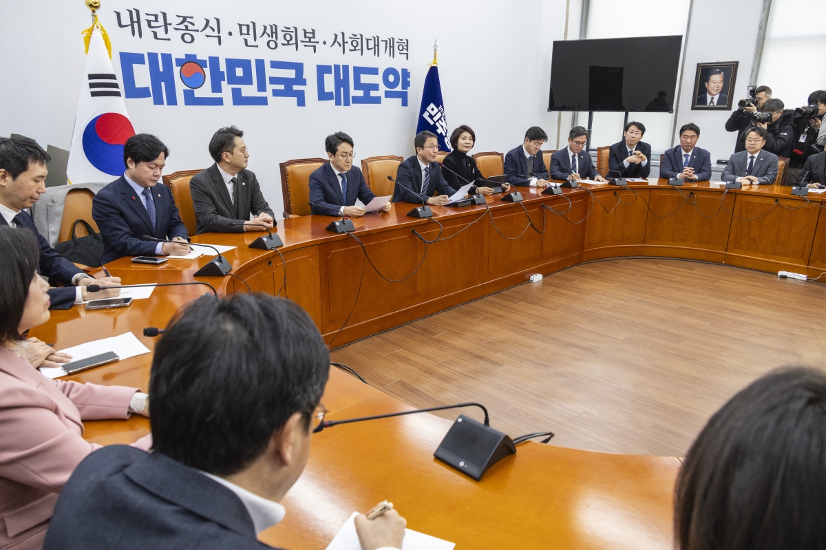 더불어민주당 한병도 원내대표가 19일 국회에서 열린 정책조정회의에서 설 연휴 이후 원내운영방향에 대해 말하고 있다. 2026.2.19 연합뉴스