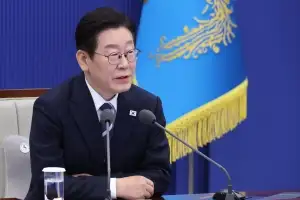 李대통령 “靑 비서진, 초인적 과로에 미안… 전쟁터 같은 상황 어쩔 수 없어”