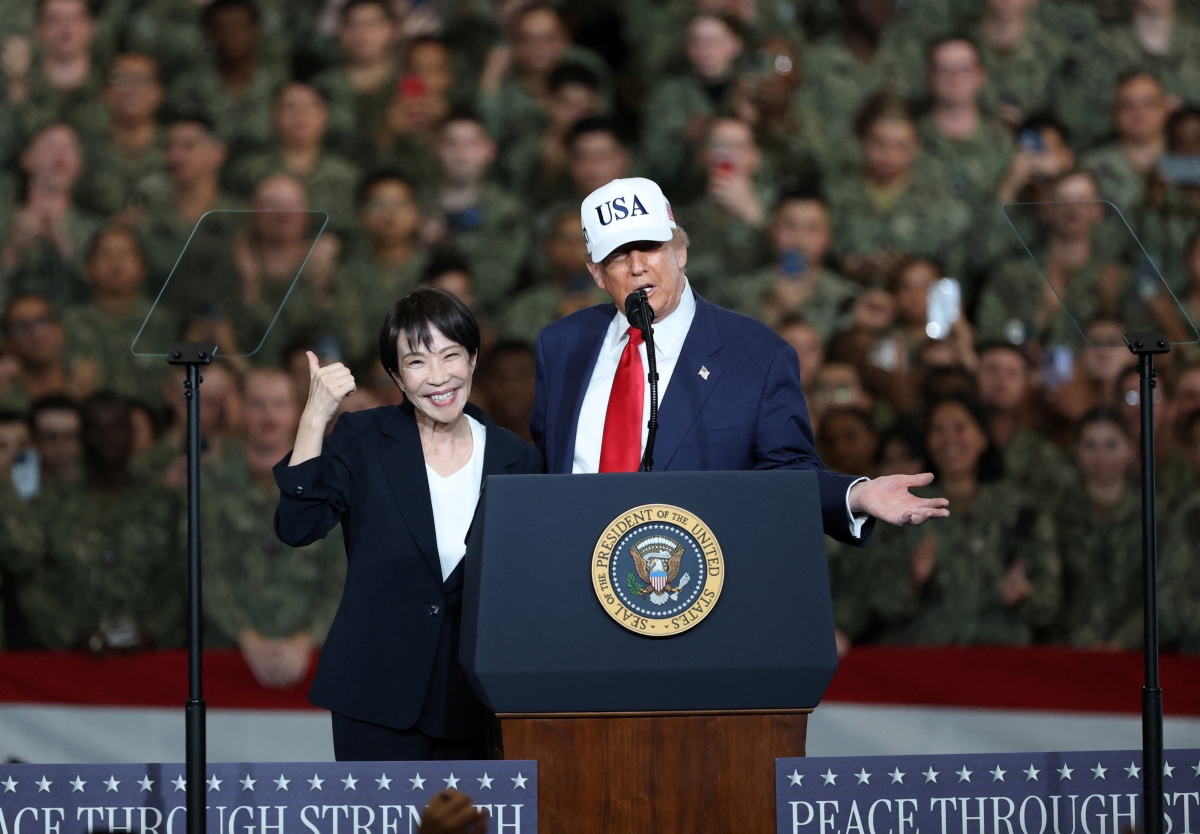 도널드 트럼프(오른쪽) 미국 대통령이 지난해 10월 28일 일본 가나가와현 요코스카 미 해군기지에 정박 중인 원자력 추진 항공모함 ‘조지워싱턴함’ 강당에서 연설을 시작하자 다카이치 사나에 일본 총리가 엄지손가락을 치켜들며 웃고 있다. 두 정상은 이날 미 대통령 전용 헬기 ‘마린원’을 함께 타고 이동하며 굳건한 미일 동맹을 과시했다. 가나가와 로이터 연합뉴스