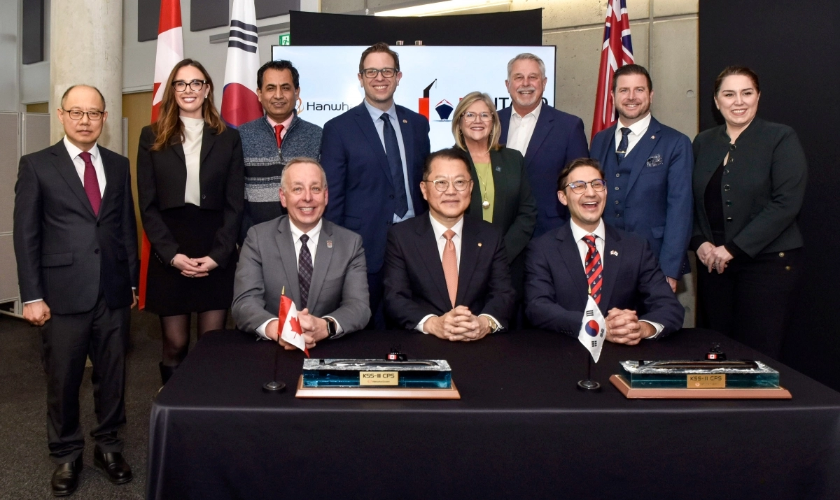 폴 암스트롱(앞줄 왼쪽부터) 모호크대학 총장, 김희철 한화오션 대표, 숀 파둘로 온타리오조선소 대표가 전략적 협력 의향서(LOI)를 체결한 뒤 캐나다 국회의원 등 관계자들과 함께 기념촬영을 하고 있다. 한화오션 제공