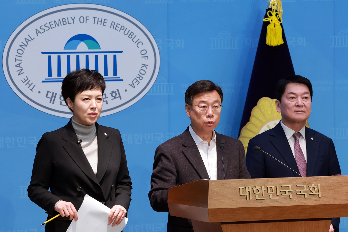 신상진 성남시장과 국민의힘 김은혜·안철수 의원이 19일 국회 소통관에서 분당신도시 재건축 연간 인허가 물량제한 폐지를 촉구하고 있다. 2026.2.19