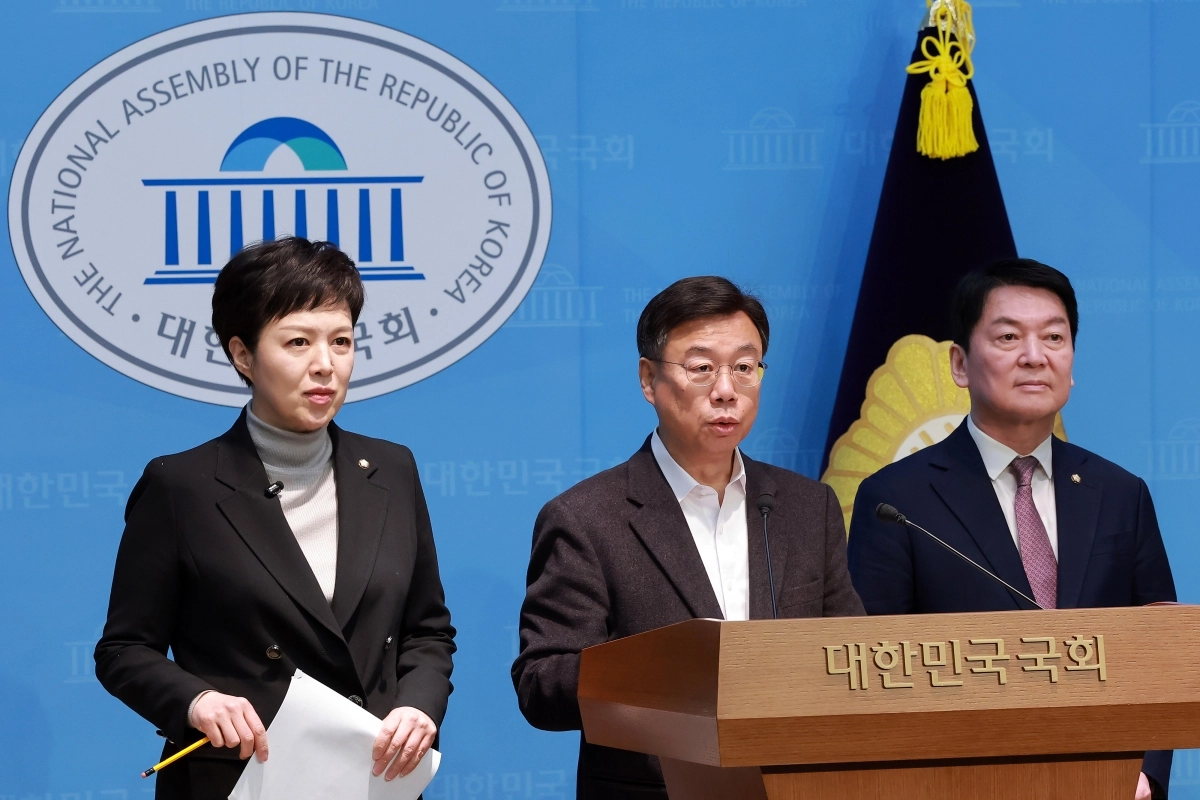 신상진 성남시장과 국민의힘 김은혜·안철수 의원이 19일 국회 소통관에서 분당신도시 재건축 연간 인허가 물량제한 폐지를 촉구하고 있다. 2026.2.19