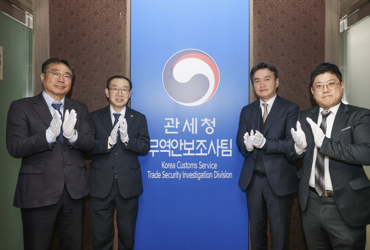 이명구(왼쪽 두 번째) 관세청장이 19일 신설된 무역안보조사팀 사무실 앞에서 기념 촬영하고 있다. 관세청 제공