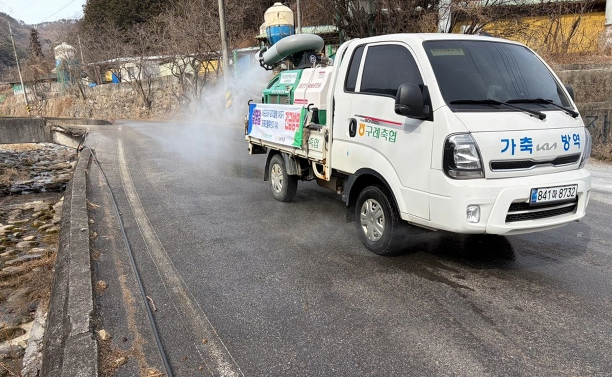전남도가 H5형 조류인플루엔자(AI) 항원이 검출된 구례군의 육용 오리 농장에서 초동방역 활동을 하고 있다.