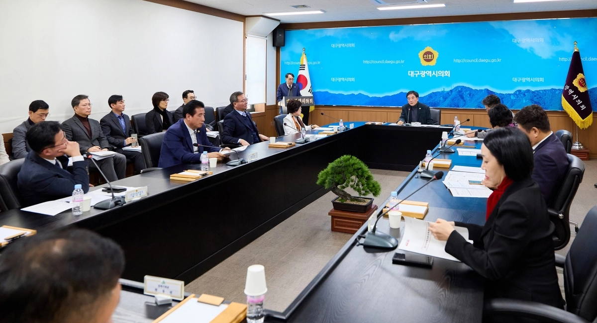 대구시의회는 19일 확대의장단 회의를 열고 대구·경북(TK) 행정통합 특별법에 대해 논의하고 있다. 대구시의회 제공