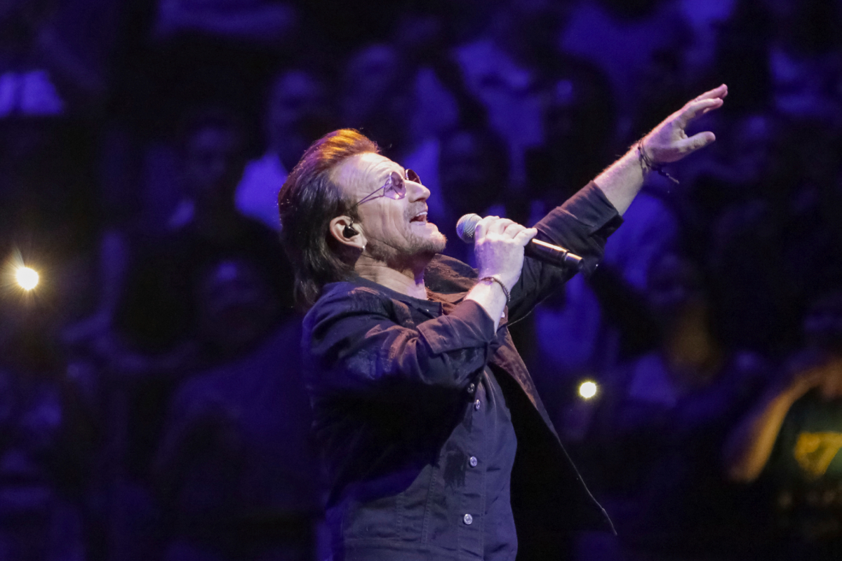 U2의 리드 싱어 보노의 2018년 공연 장면. 워싱턴 AP 연합뉴스