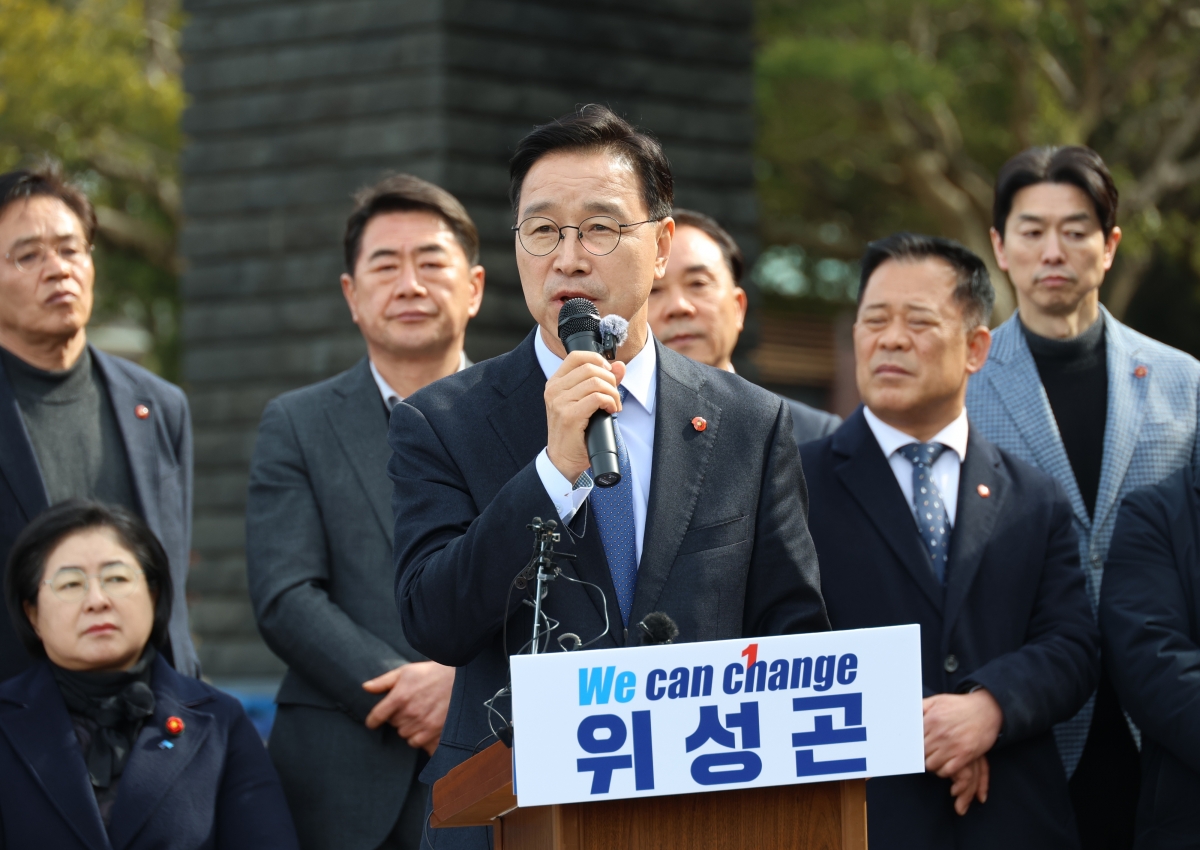 위성곤 더불어민주당 의원이 19일 오후 제주대 아라캠퍼스 정문에서 기자회견을 열고 제주도지사 출마를 선언하고 있다. 2026.2.19 제주 연합뉴스