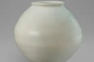 “해외 시장서 폭발적 인기” 42.5㎝ 대형 달항아리 뉴욕 경매 전 서울서 공개