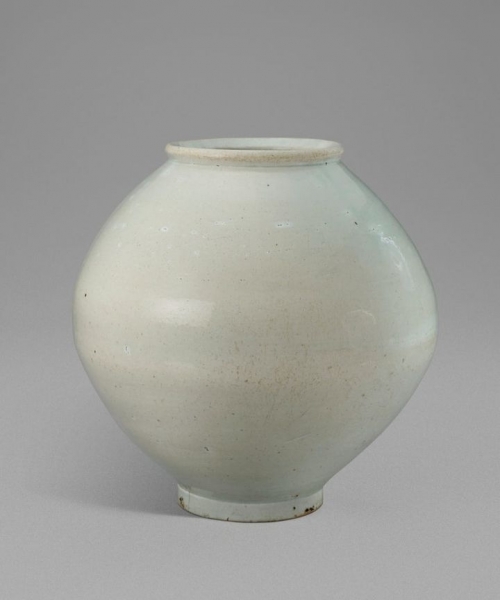 18세기 조선 백자 달항아리. 높이: 42.5cm, 지름: 42.5cm.  크리스티 제공