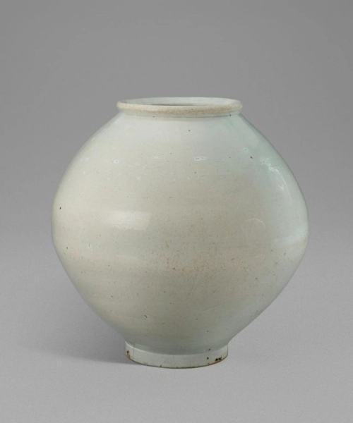 18세기 조선 백자 달항아리. 높이: 42.5cm, 지름: 42.5cm.  크리스티 제공