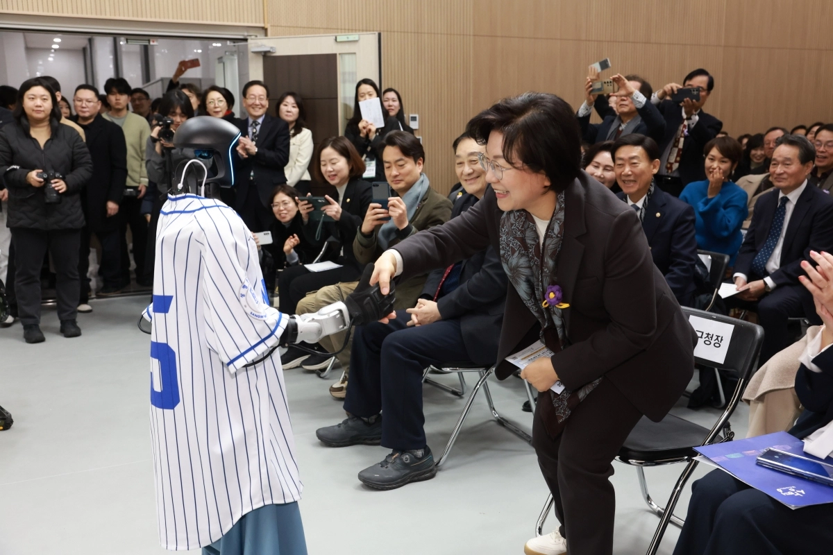 김미경(오른쪽) 구청장이 은평구미래교육센터 온빛 개관식에서 상명대 지능형로봇 혁신융합대학 사업단의 휴머노이드 로봇과 악수하고 있다. 은평구 제공