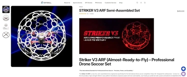 인도 갈고티아스 대학교 커뮤니케이션학과 네하 싱 교수가 16일(현지시간) 뉴델리에서 개막한 ‘인도 AI 임팩트 서밋 2026 엑스포’에서 PT1통신과 만나 자체 개발한 축구 드론을 소개하고 있다. 하지만 학교 측이 자체 개발품이라고 소개한 축구 드론은 한국 기업 ‘헬셀’이 2015년 최초로 개발한 축구 드론 ‘스트라이커 V3 ARF’(사진)로 드러났다. 2026.2.18 인디아투데이 화면