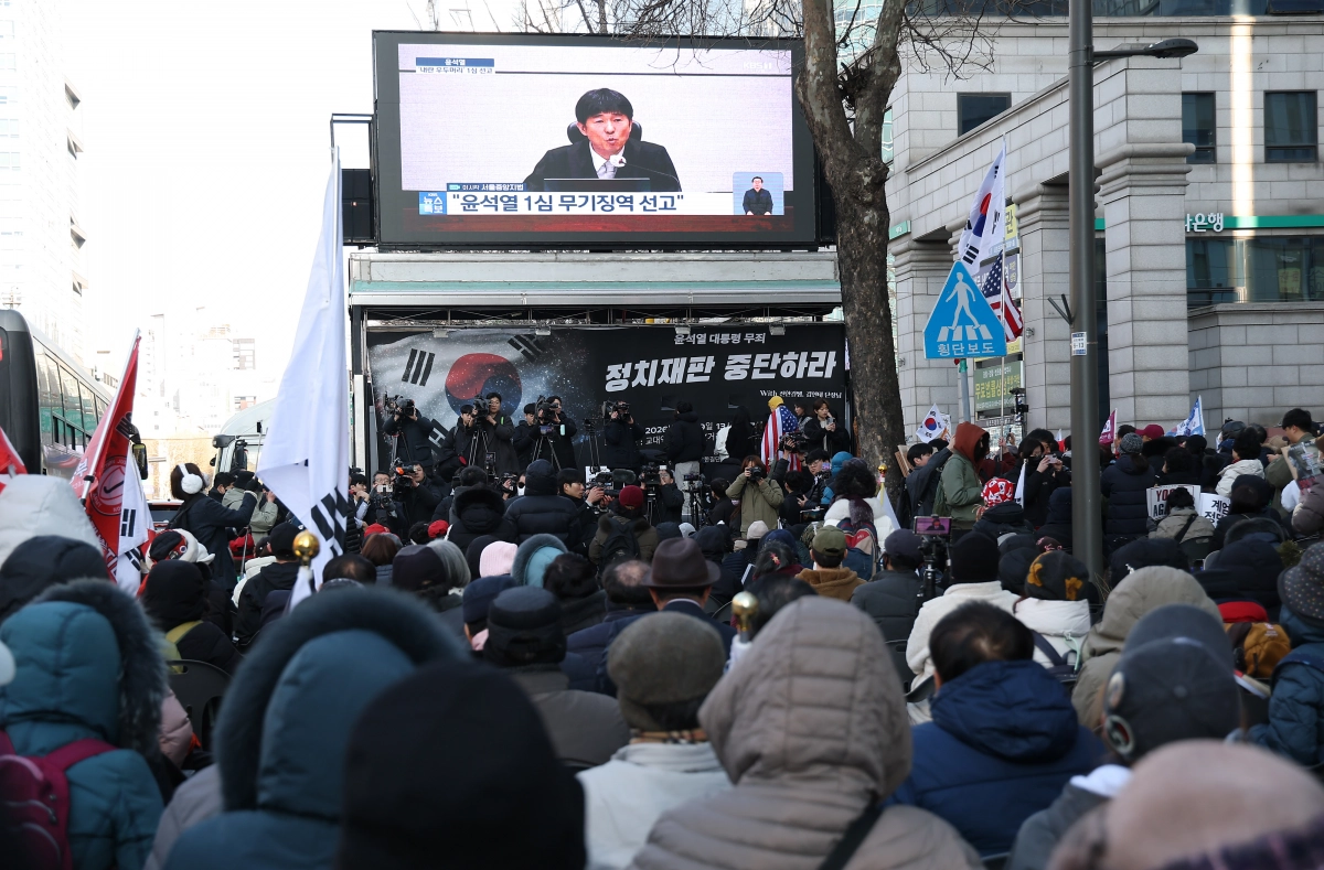 윤석열 전 대통령 지지자들이 19일 서울 서초구 서울중앙지방법원 인근에서 12·3 비상계엄 관련 내란 우두머리 혐의로 무기징역을 선고 받은 윤석열 전 대통령에 대한 1심 선고공판 생중계를 시청하고 있다. 연합뉴스