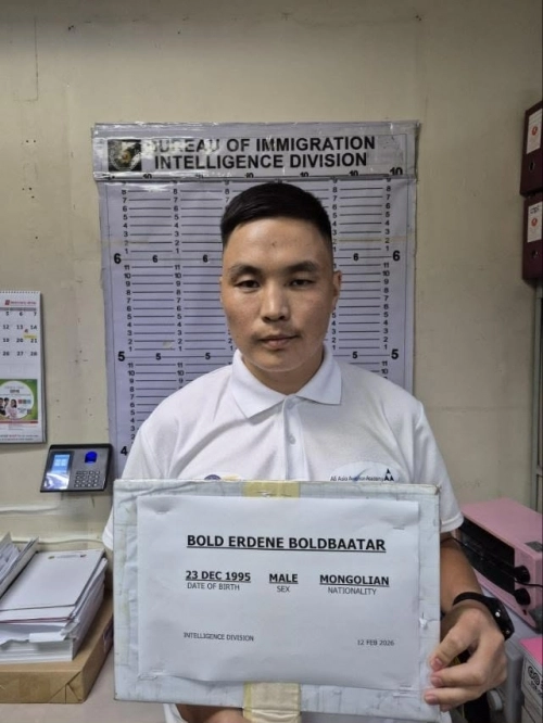 필리핀 이민국은 군경 및 정보기관 등과 합동 작전을 벌여 잠발레스주의 한 항공학교에서 몽골 국적 남성 볼드바타르 볼드-에르데네(30)를 체포했다고 지난 12일(현지시간) 밝혔다. 현지 뉴스 페이지 캡처
