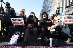 ‘尹 무기징역’ 선고에 환호·탄식 교차한 법원 앞…“남은 상처 치유해야”