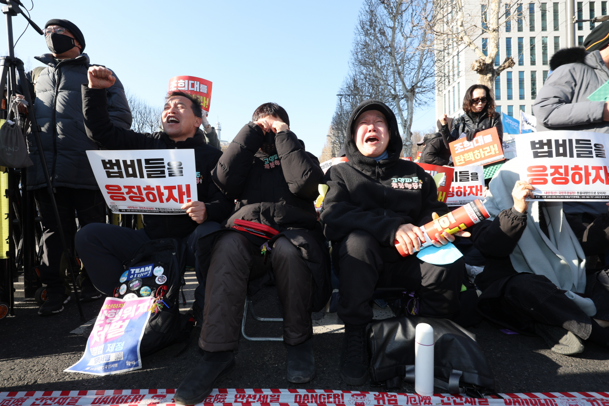 진보 성향 시민단체 촛불행동 관계자들이 윤석열 전 대통령에 대한 1심 선고가 이뤄지자 눈물을 보이고 있다. 연합뉴스