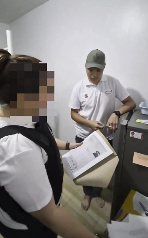 필리핀 이민국은 군경 및 정보기관 등과 합동 작전을 벌여 잠발레스주의 한 항공학교에서 몽골 국적 남성 볼드바타르 볼드-에르데네(30)를 체포했다고 지난 12일(현지시간) 밝혔다. 현지 뉴스 페이지 캡처