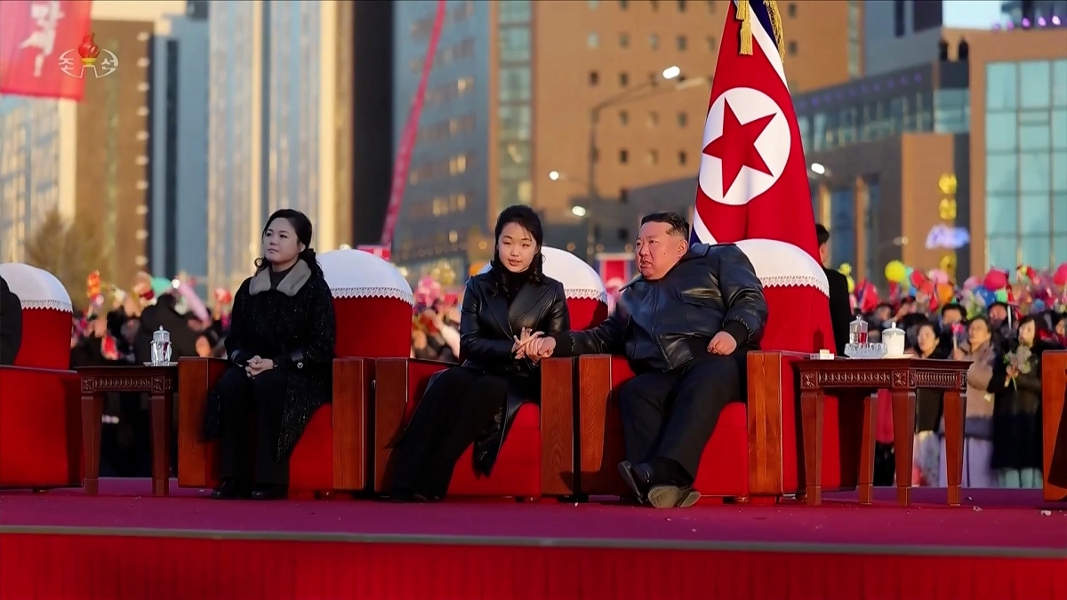 김정은 손 어루만지는 딸 주애